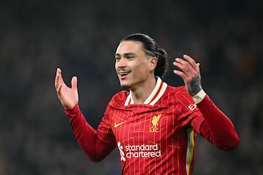 En el verano de 2022, el Manchester City contrató a Haaland, y el Liverpool quiso un delantero centro de nivel y firmó al delantero uruguayo procedente del Benfica. Fue el fichaje más caro en la historia del club hasta ese momento. Sus números goleadores, 40 goles en 143 partidos como red, son pobres viendo las cifra que pagó el club inglés para hacerse con sus servicios.