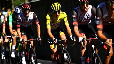 Tadej Pogacar, escoltado por compañeros del UAE Team.