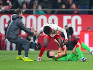 GIRONA, SPAIN - JANUARY 10: Lass Kourouma of Girona FC argues with Aimar Oroz of Club Atlético Osasuna during the LaLiga EA Sports match between Girona FC and CA Osasuna at Montilivi Stadium on January 10, 2026 in Girona, Spain. (Photo by David Ramos/Getty Images)