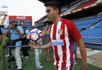 Todas las imágenes del primer día de Gaitán de rojiblanco