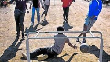 <b>FÚTBOL DESNUDO. </b>El deporte-rey, su pasión, incluso sin medios.