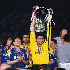 La nueva de vida de Angelo Peruzzi, el mítico portero de la Juventus: de ganar un mundial a vivir en el bosque