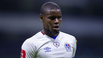 El vicepresidente de Surinam repartió dinero a los jugadores de Olimpia tras el partido del pasado martes; Concacaf expulsó también a Inter Moengotapoe.