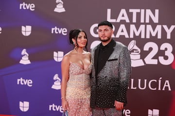 Lola Romero y Omar Montes durante el photocall previo a la gala de entrega de los Latin Grammy 2023.