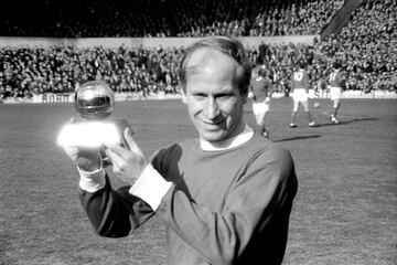 Bobby Charlton, del Manchester United, levanta el trofeo de Futbolista Europeo del Año 1966