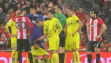 Villarreal's Argentinian defender Mateo Pablo Musacchio sits on the pitch injured during the Spanish league football match Athletic Club Bilbao vs Villarreal CF at the San Mames stadium in Bilbao on February 6, 2016. The match ended in a draw 0-0. AFP PHOTO / ANDER GILLENEA