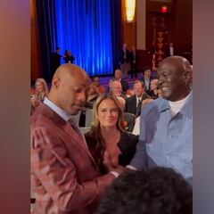 Unforgettable bond: Michael Jordan and Vince Carter’s heartfelt embrace at Hall of Fame induction