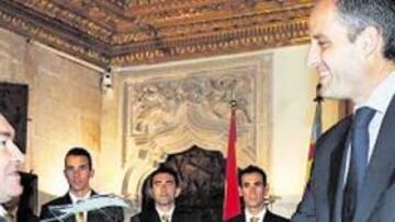 <b>SE ACABÓ. </b>Belda estrecha la mano a Francisco Camps, presidente de la Generalitat valenciana.