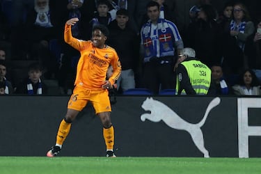 Tremendo pase al espacio de Bellingham para encontrar el desmarque de Endrick, que no falló en su mano a mano con Remiro, definiendo de forma exquisita con el exterior de su bota izquierda.