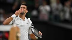 Novak Djokovic lanza un beso para celebrar su victoria contra Alexey Popyrin en Wimbledon.