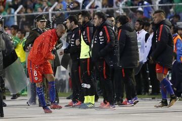  El Jugador de Chile Arturo Vidal se lamenta tras ser sustituido durante el partido contra Bolivia por las clasificatorias al mundial de Rusia 2018 en el Estadio Hernando Sales La Paz, Bolivia.