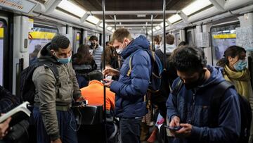 Commuters travel on an underground subway train, amid the outbreak of the coronavirus disease (COVID-19) and after Omicron has become the dominant coronavirus variant in Europe, in Barcelona, Spain January 12, 2022. REUTERS/Nacho Doce