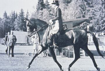 La hpica femenina se incluy en los JJOO de Helsinki, Finlandia, en 1952. En imagen Lis Hartel, de Dinamarca, la primera mujer que gan una medalla por esta especialidad.