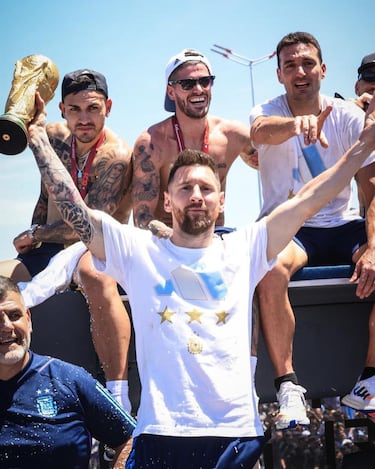 Fotos celebrando la obtención del trofeo de la Copa Mundial de Fútbol de 2022 durante los festejos en Buenos Aires.