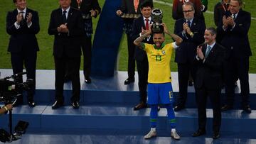El capit&aacute;n del seleccionado brasile&ntilde;o de f&uacute;tbol, Dani Alves, fue elegido hoy en la ceremonia de premiaci&oacute;n como el mejor jugador.