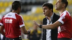 La insólita protesta que lanzó Quinteros en pleno clásico