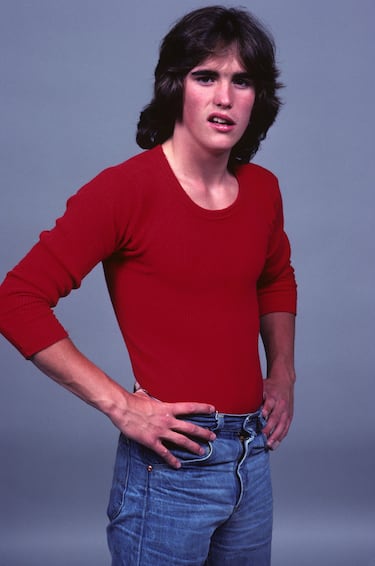 Año de la foto: 1983.
Se crió en una familia de artistas, su padre es pintor y su tío dibujante de cómics, Dillon se interesó más por la interpretación.
En los 80 trabajó en varias películas con Francis Ford Coppola y en los 90 llegó al estrellato internacional con películas como Juegos Salvajes (1997) o Algo pasa con Mary(1999). Su trabajo fue reconocido por la crítica en Crash (2005) que ganó el premio Oscar a la mejor película.

