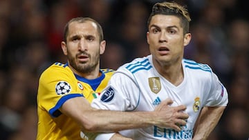 Cristiano Ronaldo forcejea con Chiellini en el Real Madrid-Juventus de vuelta de cuartos de final de la Champions 2017-2018.