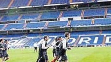 <b>EL OLYMPIQUE NUNCA HA PERDIDO CONTRA EL MADRID.</b> El Lyon se presenta en el Bernabéu con la estadística a su favor: nunca ha perdido con el Madrid en partido oficial. Los dos encuentros disputados en el estadio de Gerland terminaron con derrota blanca (3-0 la temporada anterior; 2-0 hace dos meses) y el disputado en el feudo madridista hace un año acabó con empate, 1-1). Los de Houllier se entrenaron ayer durante hora y media en el césped del Santiago Bernabéu con el apoyo de 150 aficionados en la grada.