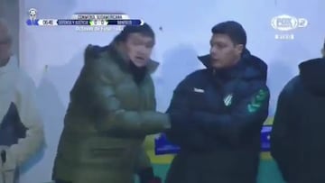 Banfield coach Falcioni whips out megaphone on touchline