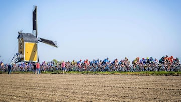 Imagen del pelotón al paso por un molino de viento durante la Amstel Gold Race 2019.