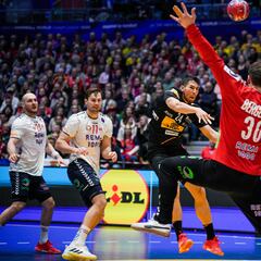 España arruina el partido en la recta final