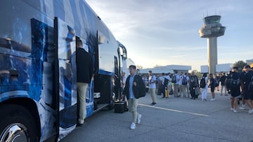 Aihen Mu?oz se sube al autob¨²s en el aeropuerto de Salzburgo.