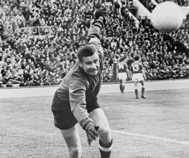 Considerado el mejor portero de toda la historia, el exarquero soviético recibió la Orden del Mérito de la FIFA y logró la medalla de oro en los Juegos Olímpicos de 1956 así como la Eurocopa de 1960. Además fue múltiple campeón con el Dinamo Moscú.