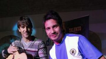 <b>CON GUITARRA Y CAMISETA. </b>Abraham Paz y David de María, durante su encuentro en El Hall.
