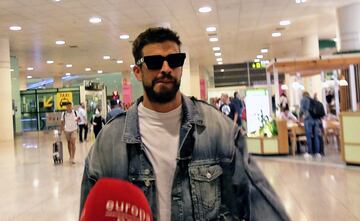 Gerard Piqué y Clara Chía llegan a Barcelona tras pasar disfrutar de unos días en París. El defensor del Fútbol Club Barcelona ya no esconde a su nuevo amor.