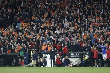 Los jugadores del Valencia celebraron la clasficación para la final de la Copa del Rey. En la imagen, Marcelino.