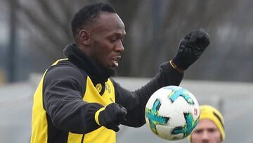 SUKIU002. DORTMUND (ALEMANIA), 23/03/2018.- El exatleta jamaicano Usain Bolt (izq), plusmarquista mundial de 100 y 200 metros, participa en un entrenamiento del Borussia Dortmund, hoy, 23 de marzo de 2018, en Dortmnud (Alemania). Bolt ya había anun