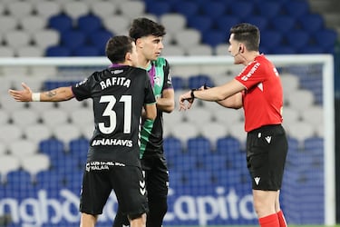 Aprobados y suspensos del Málaga: polémica por dos penaltis no señalados