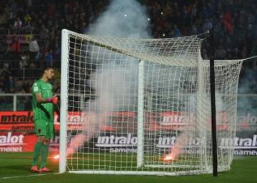 La suspensión momentánea del Italia-Albania por las bengalas