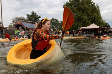 Un grupo de participantes compiten durante la Pumpkin Regatta, una carrera anual de relevos de botes realizados en calabazas gigantes, en la ciudad belga de Kasterlee, Bélgica.