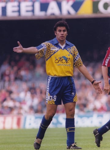 Nacido en Cádiz, fue parte de una hornada exitosa de canteranos gaditanos del conjunto amarillo donde destacó junto a Kiko y Moisés Arteaga. Debutó en el primer equipo cadista en 1989 y disputó 95 partidos hasta que se marchó en 1993 al Atlético de Madrid. Regresó al Cádiz en 2003 disputando sus últimos 15 partidos como futbolista profesional.