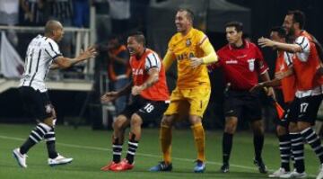 Once Caldas cayó en su debut en Libertadores. Corinthians lo superó 4-0.