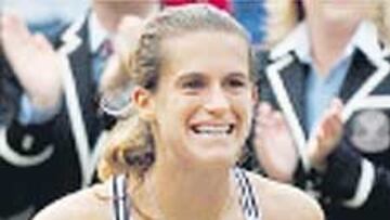 Mauresmo con el trofeo.