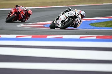 Vuelta a vuelta Marc Marquez ganaba distancia respecto a Francesco Bagnaia que por omentos pareció conformarse con la segunda plaza, viendo que el líder Jorge Martín no iba a sumar puntos en la general. 