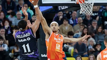 BILBAO, 02/01/2026.- El escolta del Surne Bilbao Darrun Hilliard (i) lanza a canasta defendido por Neal Sako, del Valencia Basket, durante el partido de Liga Endesa de baloncesto que se disputa este viernes en el Bilbao Arena. EFE/ Miguel Toña