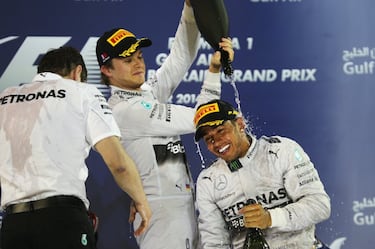 Hamilton firmó una trabajada victoria tras la presión de su compañero de equipo, Rosberg. "Fue muy duro mantener a Nico detrás, no hacíamos una carrera así desde el karting", aseguró el británico, en el que fue su 24º triunfo en el Mundial tras un cuerpo a cuerpo de principio a fin entre ambos.