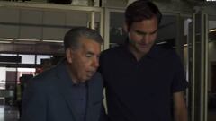 Manolo Santana y Roger Federer conversan tras la llegada del suizo a la Caja M&aacute;gica con motivo del Mutua Madrid Open.