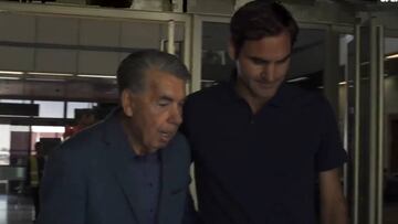 Manolo Santana y Roger Federer conversan tras la llegada del suizo a la Caja Mágica con motivo del Mutua Madrid Open.