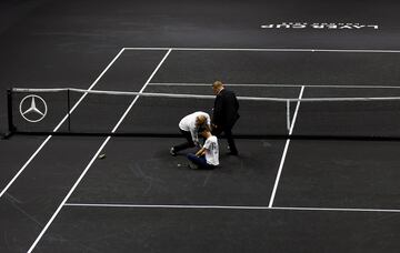 Durante el partido entre Tsitsipas y Schwartzman, un activista saltó a la pista del O2 y se prendió fuego para protestar por el uso de vuelos privados del Reino Unido.