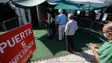 Santiago, 8 de abril 2021
La seremi de Salud RM, Paula Labra, junto al alcalde de Las Condes, Joaquín Lavín, inspecciona las instalaciones del vacunatorio de la comuna y realiza llamado a grupos objetivos a vacunarse contra la influenza.
Jonnathan Oyarzun/Aton Chile