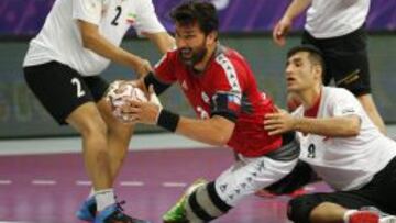 El capitán Marco Oneto no pudo terminar el duelo ante Irán y Chile lo resintió.