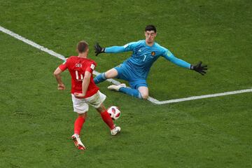 Toby Alderweireld salvó el gol de Eric Dier. El mediocentro inglés picó el balón ante la salida de Courtois pero su compañero en el Tottenham evitó el tanto que habría supuesto el 1-1 en el marcador.