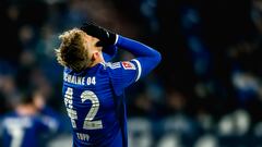 Keke Topp, del FC Schalke 04 se lamenta tras fallar un tiro a puerta durante el partido de la Bundesliga 2 entre el FC Schalke 04 y el VfL Osnabrück en el Veltins Arena.