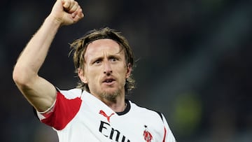 Dazzling Luka Modric winner keeps AC Milan in Serie A title race
