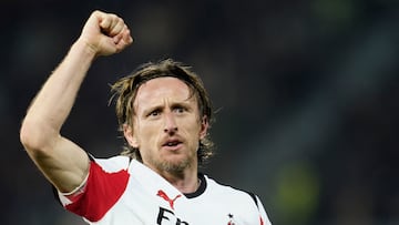 Dazzling Luka Modric winner keeps AC Milan in Serie A title race